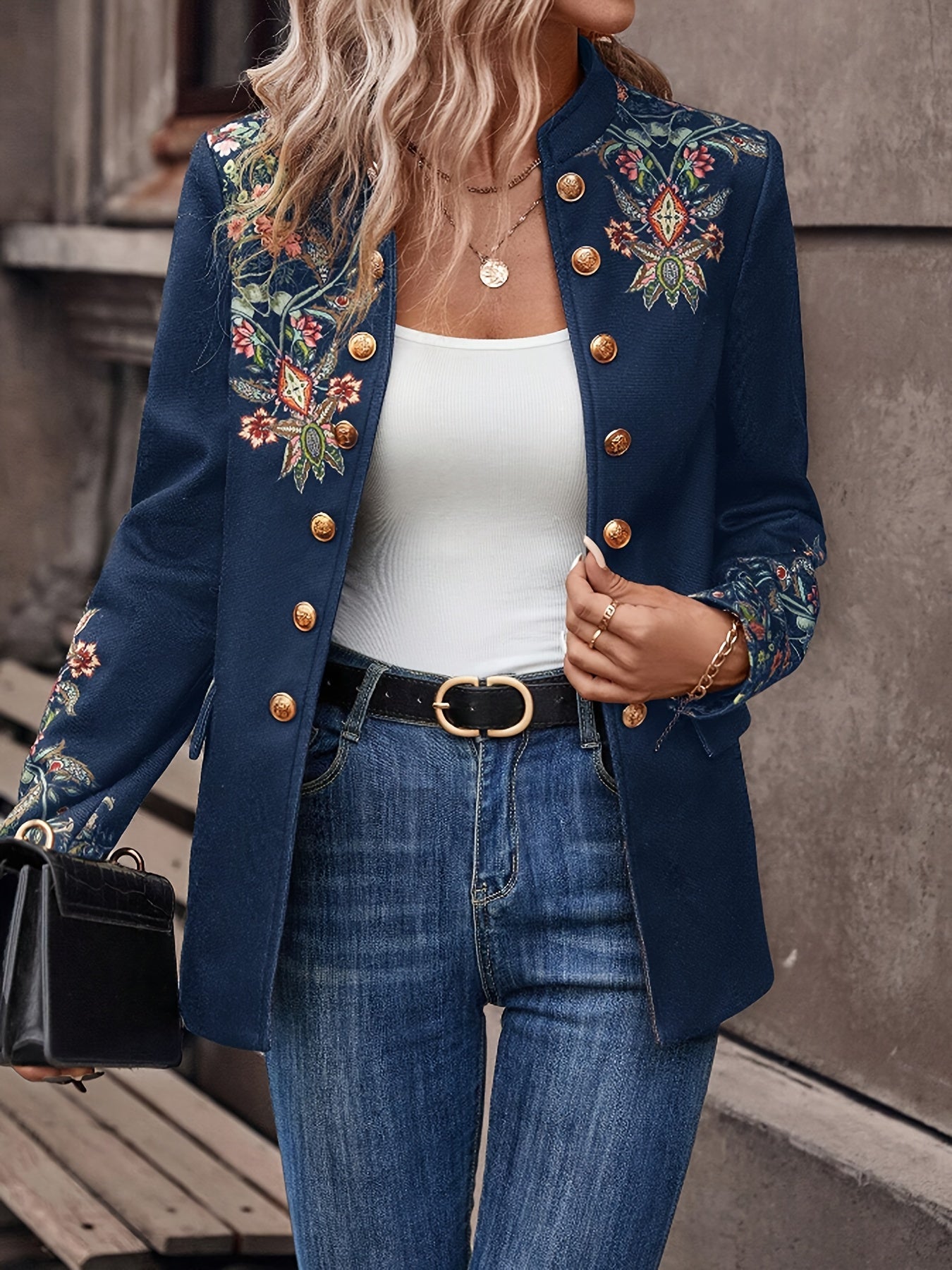 Damenblazer mit floralen Stickereien, goldenen Knöpfen und elegantem Design. Perfekt für modische Outfits und stilvolle Anlässe.