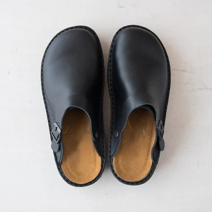 Schwarze Ledersandalen mit ergonomischem Design, ideal für Komfort und Stil. Perfekt für den Alltag. Hochwertige Materialien, langlebig und modisch.