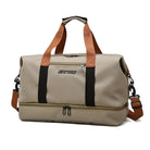 Beige Reisetasche mit braunen Griffen, Reißverschlüssen, ideal für Reisen, Sport, wasserdicht.