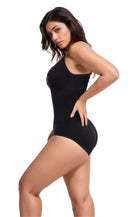 Schwarzer Damen-Bodysuit, ärmellos, figurbetont, ideal für Freizeit und Sport. Modischer Einteiler, vielseitig kombinierbar, bequem und stilvoll.