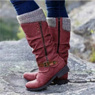Damenstiefel aus rotem Wildleder mit Schnallen und Reißverschluss, ideal für Herbstmode. Bequeme, stilvolle Stiefel für Outdoor-Aktivitäten.