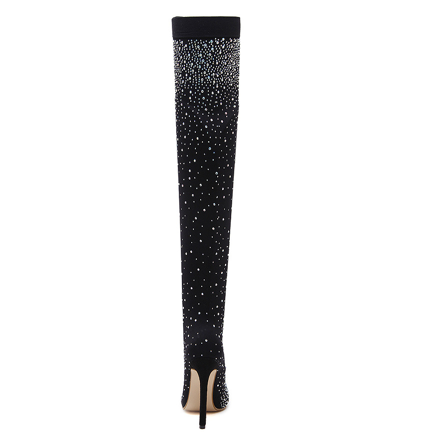 Schwarzer Overknee-Stiefel mit funkelnden Strasssteinen, eleganter Absatz, modisches Design, ideal für glamouröse Anlässe und stilvolle Outfits.
