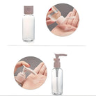 Transparente Kunststoffflasche mit Pumpspender, ideal für Flüssigseife oder Shampoo.