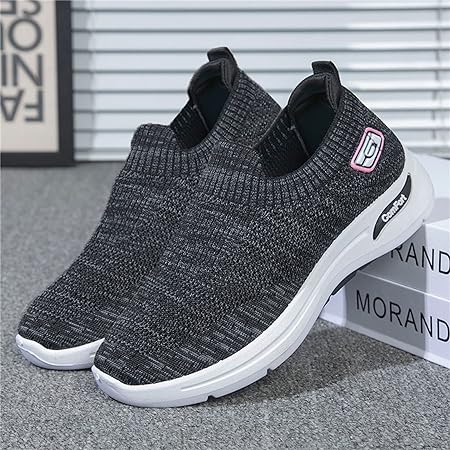 Schwarze Slip-On-Sneaker mit weißer Sohle, atmungsaktivem Strickmaterial, ideal für Herren, bequem und modisch, perfekt für Freizeit und Sport.