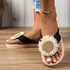 Schwarze Sandalen mit Blumenapplikation, Damenmode, Sommertrends, bequeme Schuhe, modische Fußbekleidung, Freizeitlook, stilvolle Sandalen.