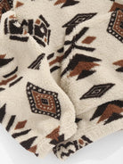 Beige Sherpa-Decke mit geometrischem Muster, weiches Fleece, warm, gemütlich, Wohnzimmer-Dekor.