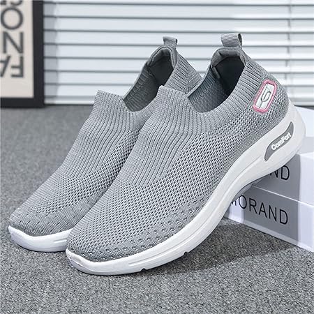 Graue Slip-On-Sneaker mit atmungsaktivem Strick-Obermaterial und weißer Sohle. Bequeme Freizeitschuhe für Damen, ideal für Alltag und Sport.