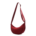 Rote Umhängetasche aus Stoff, modisch und praktisch, ideal für den täglichen Gebrauch.