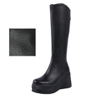 Schwarzer Damenstiefel mit Plateau, aus hochwertigem Kunstleder. Modischer, kniehoher Stiefel, ideal für Herbst und Winter.