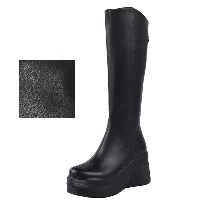 Schwarzer Damenstiefel mit Plateau, aus hochwertigem Kunstleder. Modischer, kniehoher Stiefel, ideal für Herbst und Winter.