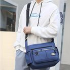 Mann mit blauer Umhängetasche, Hoodie, lässiger Stil, modische Herrenaccessoires.