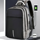 Grauer Laptop-Rucksack mit USB-Ladeanschluss, diebstahlsicher, für Reisen und Arbeit.