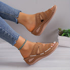 Damen Sandalen, braun, mit Stickerei und Keilabsatz. Bequem und modisch, ideal für Sommeroutfits. Perfekt für Freizeit und Strand.