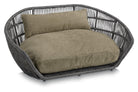 Graues Hundebett aus Rattan mit olivgrünem Kissen, modernes Design, Haustiermöbel.