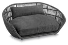 Graues Hundebett aus Rattan mit Kissen, modernes Design, gemütlich und stilvoll.