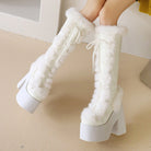Weiße, flauschige Stiefel mit Plateauabsatz und Schnürung, ideal für Wintermode. Trendige Damenstiefel, warm und stilvoll für kalte Tage.