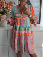 Buntes Boho-Kleid mit geometrischem Muster, lockerer Passform und V-Ausschnitt. Perfekt für Sommermode und lässige Outfits.