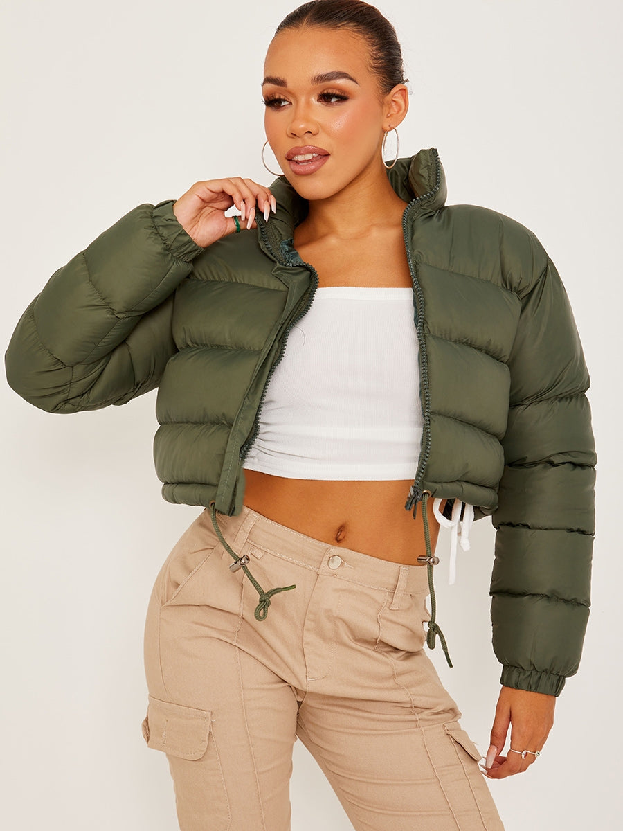 Damen Winterjacke in Olivgrün, gesteppt, mit Reißverschluss und Stehkragen. Modischer Look, ideal für kalte Tage. Perfekt für Herbst und Winter.