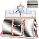 Gestreifte Reisetasche mit Kleidersack, ideal für Wochenendausflüge. Inklusive transparentem Kulturbeutel. Stilvoll, praktisch, vielseitig.