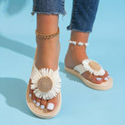 Damen Sandalen mit Gänseblümchen-Dekor, bequeme Sommerschuhe, modische Blumen-Designs, ideal für Strand und Freizeit, trendige Fußkettchen.