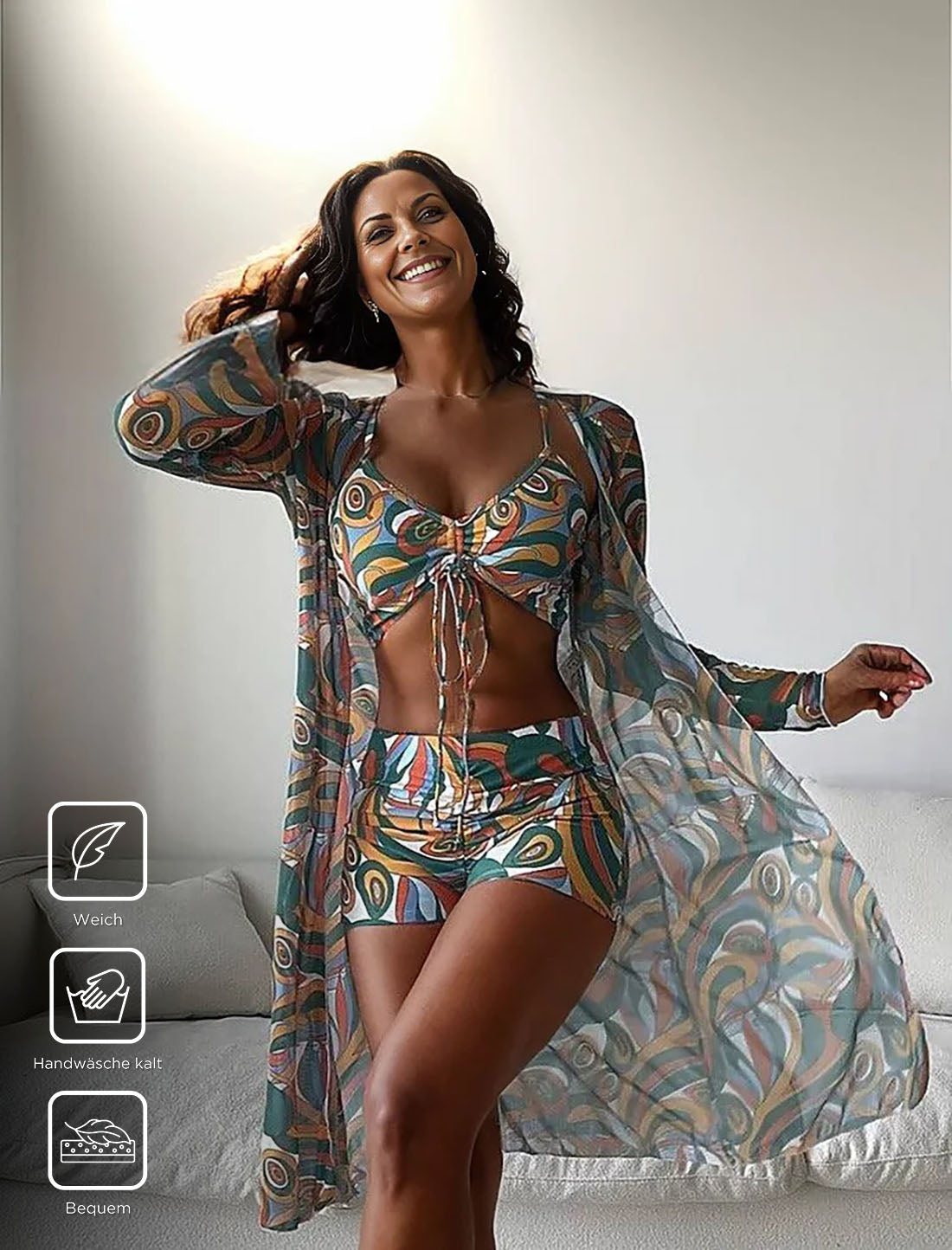 Frau in buntem, gemustertem Pyjama-Set mit langem Cardigan, lächelnd. Weich, bequem, ideal für Handwäsche. Perfekt für gemütliche Abende.