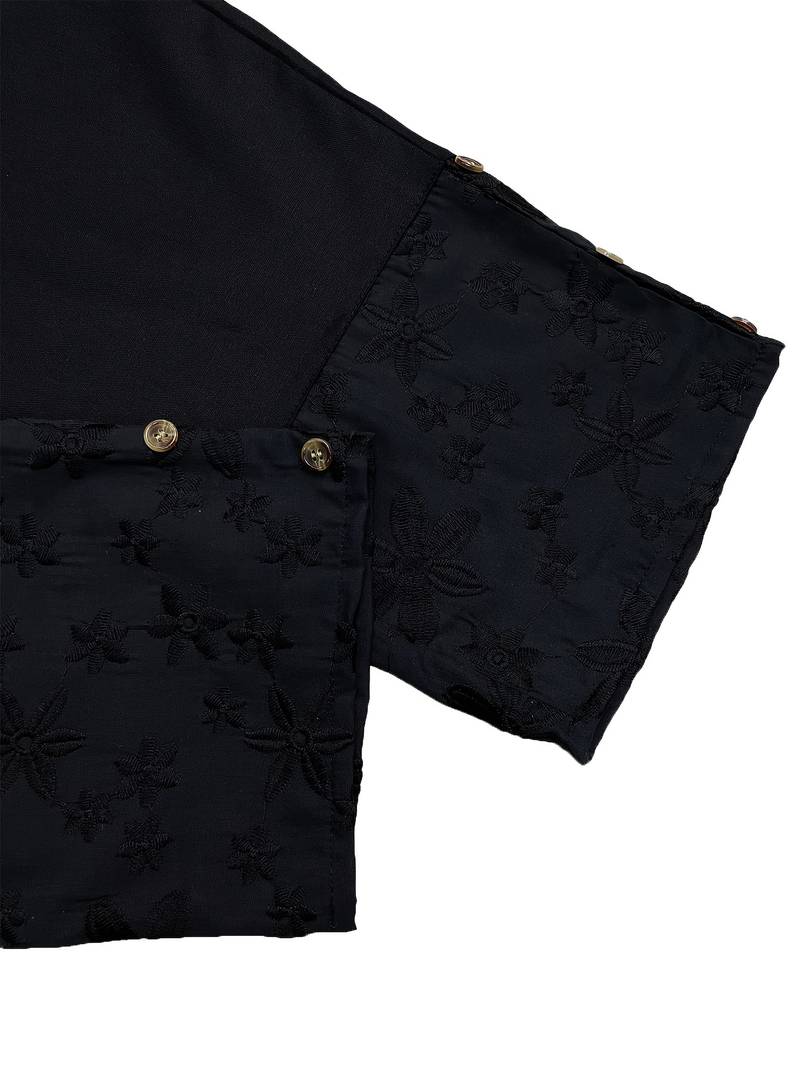 Schwarze Bluse mit floraler Stickerei und goldenen Knöpfen, elegantes Design, hochwertige Damenmode, ideal für stilvolle Anlässe.