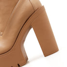 Beiger Damenstiefel mit Blockabsatz, aus hochwertigem Leder, modisch und elegant, ideal für Herbst- und Winteroutfits.
