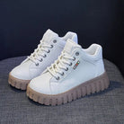 Weiße Plateau-Sneaker mit dicker Sohle, modisch und bequem. Perfekt für Damen, die trendige Schuhe suchen. Ideal für Freizeit und Alltag.