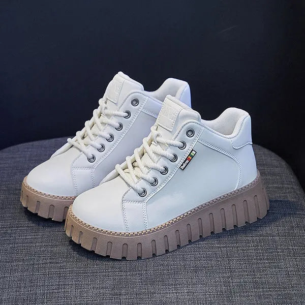 Weiße Plateau-Sneaker mit dicker Sohle, modisch und bequem. Perfekt für Damen, die trendige Schuhe suchen. Ideal für Freizeit und Alltag.