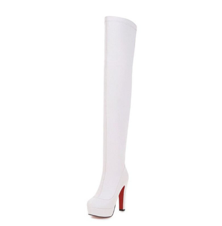 Weiße Overknee-Stiefel mit hohem Absatz und roter Sohle, ideal für modische Outfits. Perfekt für Damen, die stilvolle Schuhe suchen.