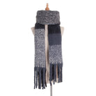 Grauer Wollschal mit Fransen, kariertes Design, warmes Winteraccessoire für Damen und Herren.