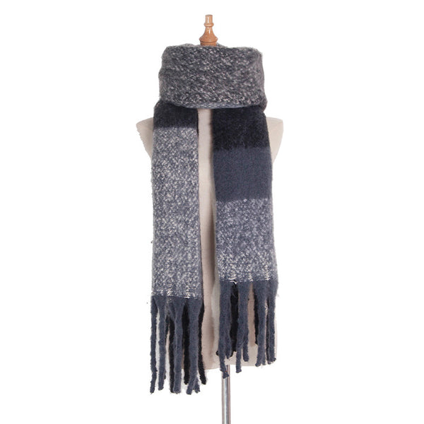 Grauer Wollschal mit Fransen, kariertes Design, warmes Winteraccessoire für Damen und Herren.