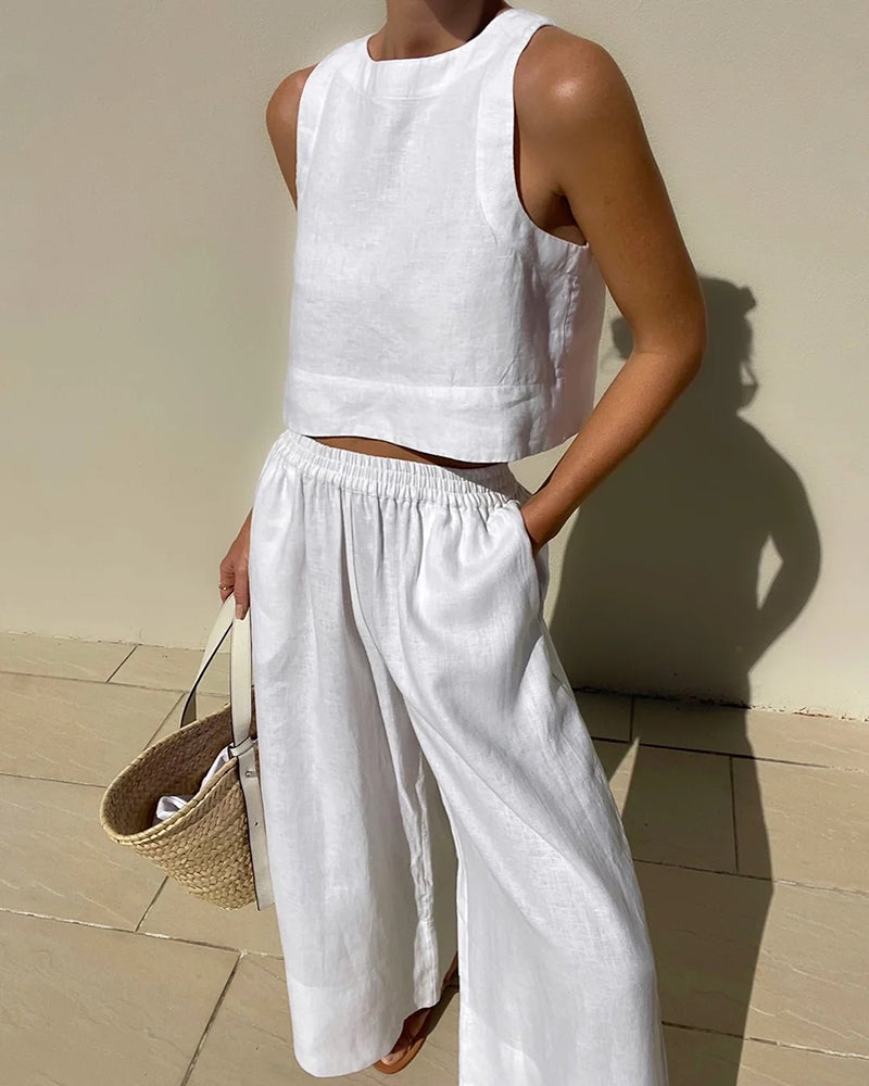 Ärmelloses weißes Leinen-Top und weite Hose, ideal für Sommermode. Perfekt für lässige Outfits und Strandkleidung. Leicht und atmungsaktiv.