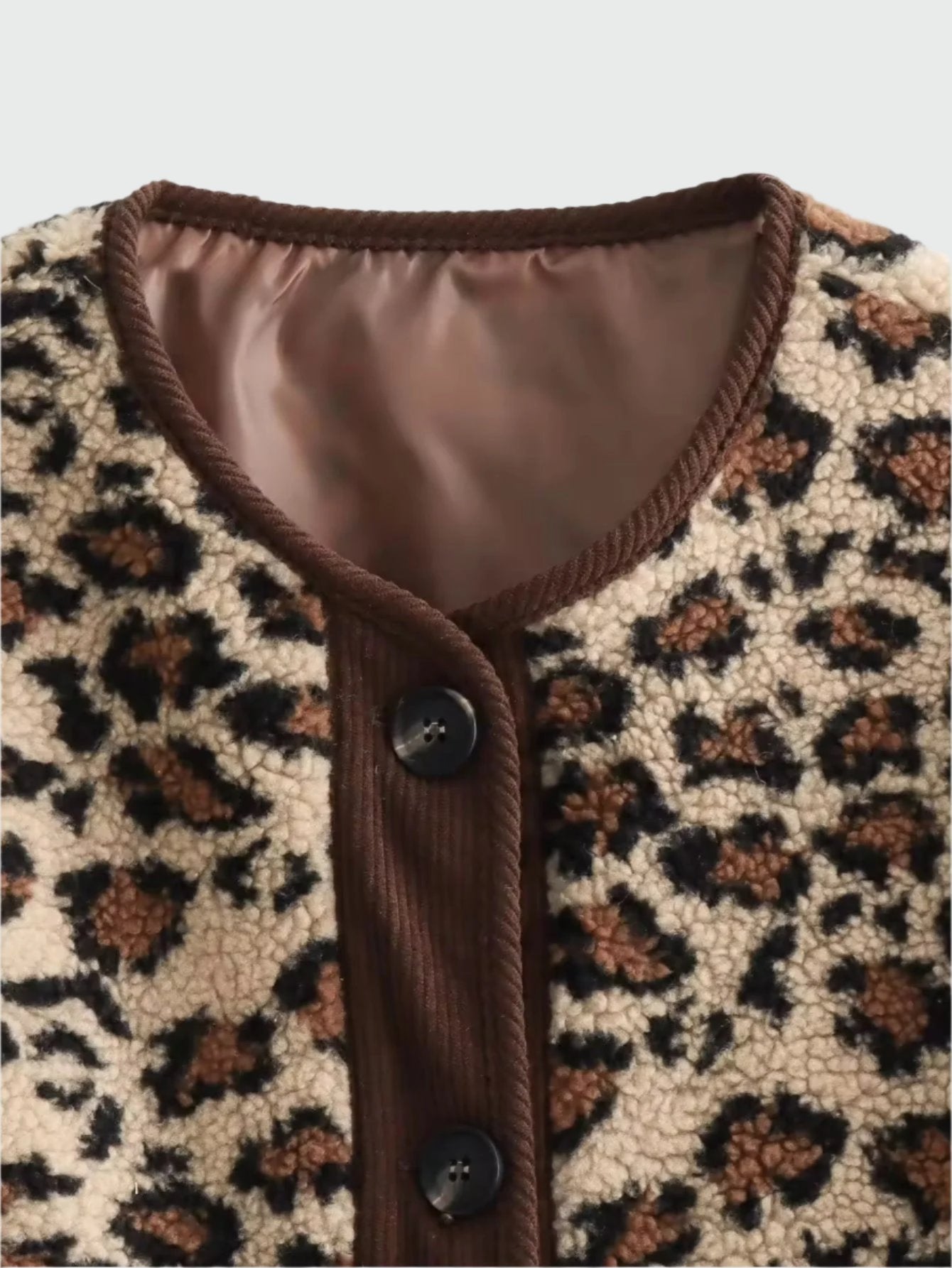Leopardenmuster Jacke mit Knopfleiste, weiches Fleece, modisch, warm, Damenmode, Herbst-Winter, trendiges Design, stilvoller Look.