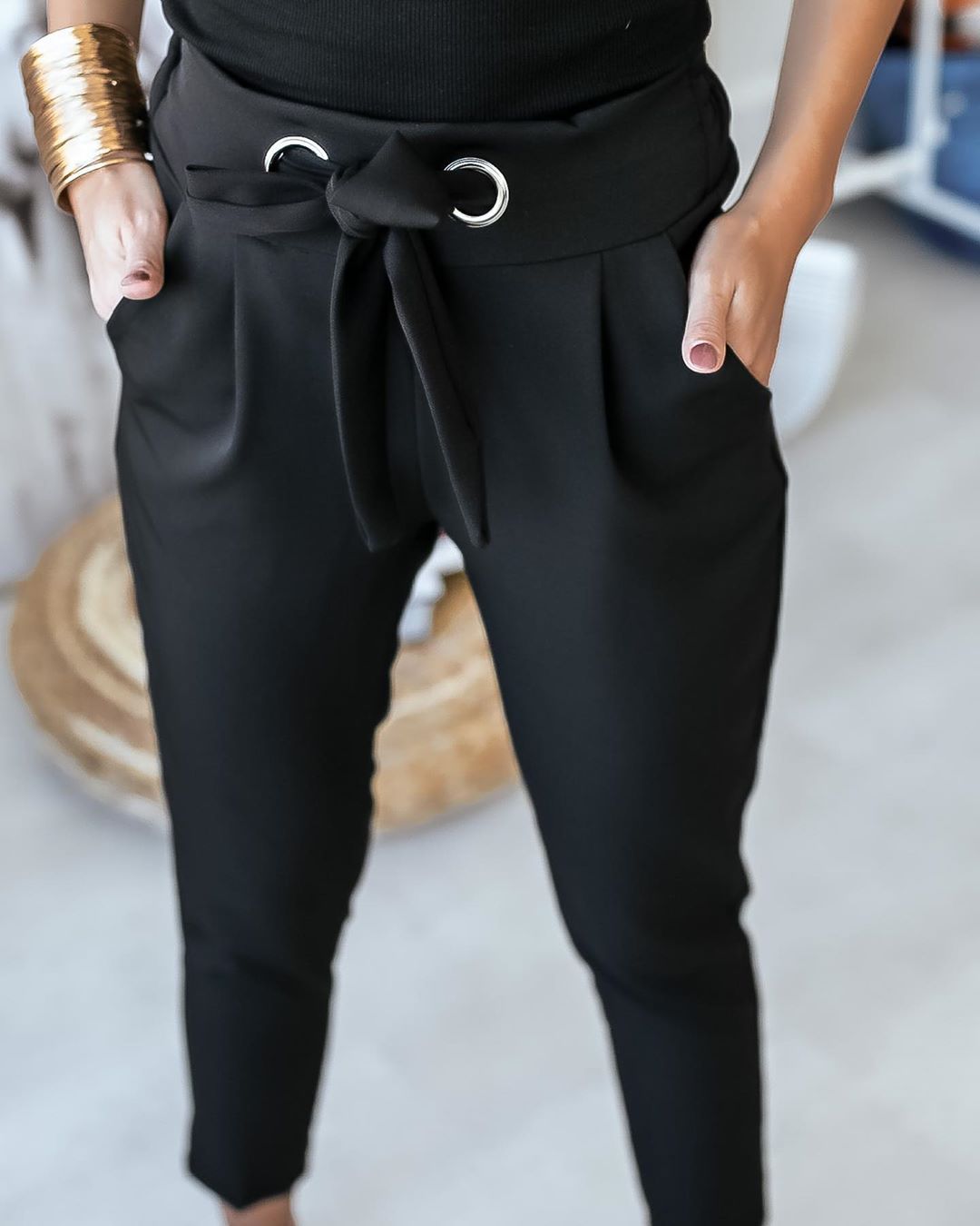Elegante schwarze Hose mit hohem Bund und Schleife, ideal für Damenmode. Perfekt für Büro und Freizeit. Trendige Damenhose, stilvoll und bequem.