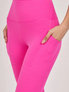 Damen-Sportleggings in leuchtendem Pink mit hoher Taille und praktischen Seitentaschen. Ideal für Fitness, Yoga und Freizeit.