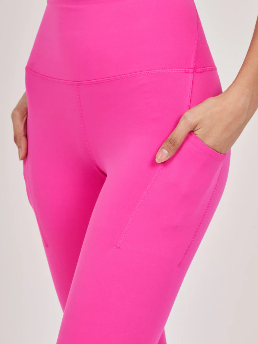 Damen-Sportleggings in leuchtendem Pink mit hoher Taille und praktischen Seitentaschen. Ideal für Fitness, Yoga und Freizeit.