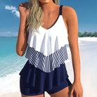 Damen-Badeanzug mit gestreiftem Rüschendesign am Strand, ideal für Sommermode. Perfekt für Strandurlaub und Schwimmen. Hochwertige Bademode.