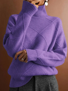 Lila Strickpullover mit Rollkragen, geometrischem Muster und langen Ärmeln. Perfekt für Herbstmode, stilvoll und warm. Damenmode, elegant.