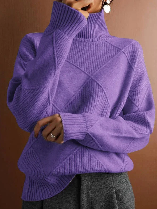 Lila Strickpullover mit Rollkragen, geometrischem Muster und langen Ärmeln. Perfekt für Herbstmode, stilvoll und warm. Damenmode, elegant.