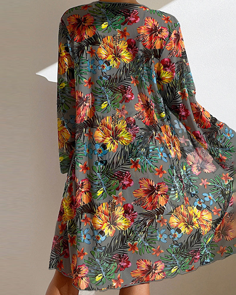 Bunter Strandkimono mit tropischem Blumenmuster, transparent, Damenmode, Sommerbekleidung.