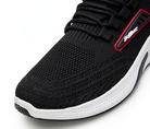 Schwarzer Sneaker mit atmungsaktivem Mesh-Obermaterial, weißer Sohle und rotem Akzent. Ideal für Sport und Freizeit. Hochwertige Laufschuhe.