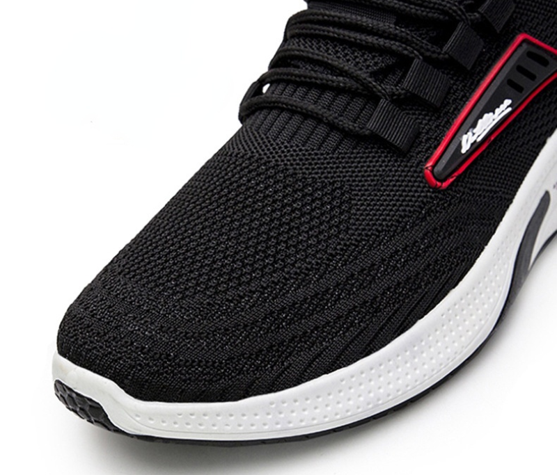 Schwarzer Sneaker mit atmungsaktivem Mesh-Obermaterial, weißer Sohle und rotem Akzent. Ideal für Sport und Freizeit. Hochwertige Laufschuhe.