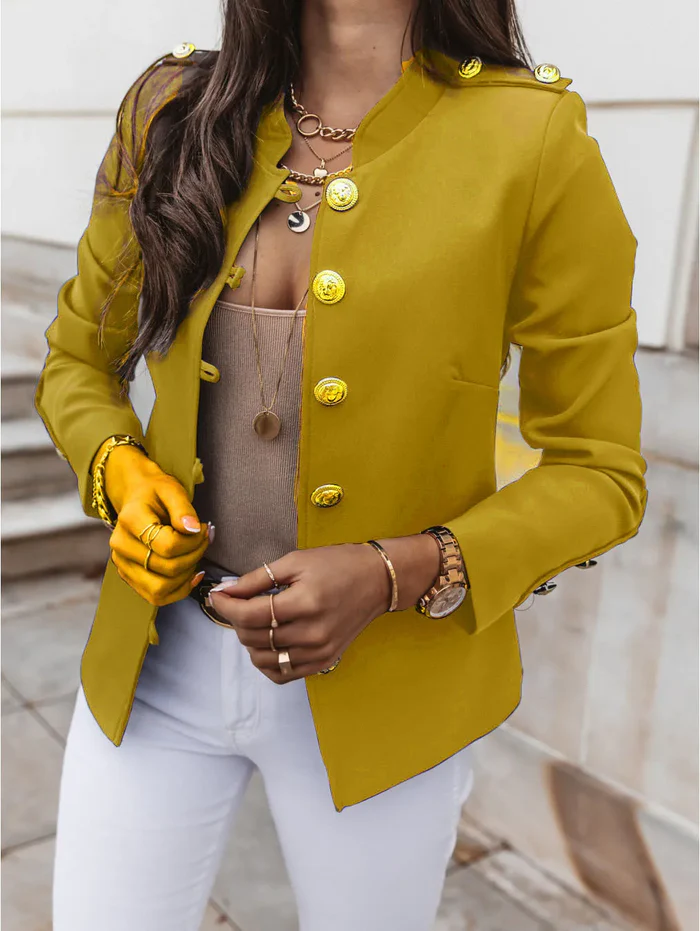 Damenblazer in Senfgelb mit goldenen Knöpfen, kombiniert mit weißer Hose und beigem Top. Elegante Mode, stilvoller Look, trendige Damenbekleidung.