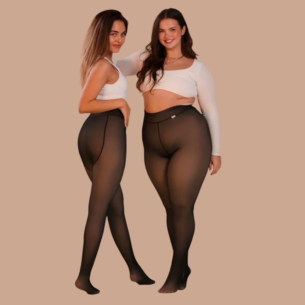 Zwei Frauen in schwarzen, transparenten Strumpfhosen und weißen Oberteilen posieren vor beigem Hintergrund. Modische Damenstrumpfhosen, bequem, elegant.