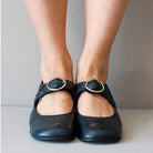 Schwarze Mary Jane Schuhe mit Schnalle, Damenmode, bequemes Design, ideal für Alltag und Büro, klassischer Stil, hochwertige Materialien.
