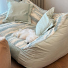 Hund auf farbblockigem Polar-Fleece-Sofa, grün-weiß gestreift, gemütlich, modernes Design.