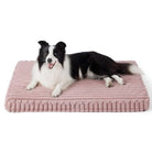 Hund auf rosa Kunstfell orthopädischem Hundebett, waschbar, bequem, rechteckig.