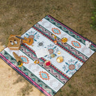 Marokkanische Outdoor-Picknickdecke, wasserdicht, faltbar, geometrisches Muster, auf Gras.
