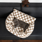 Kariertes Hundesofa, abnehmbar, waschbar, braun-weiß, mit Katze darauf, auf schwarzem Sofa.